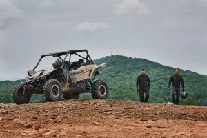 YXZ1000R SS XT-R Lifestyle 1